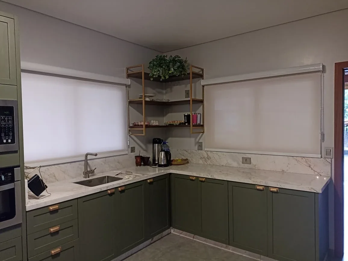 Persianas rolô sob medida instaladas em cozinha planejada